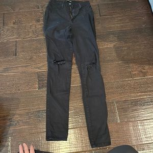 Fashion nova black ripped knee jegging